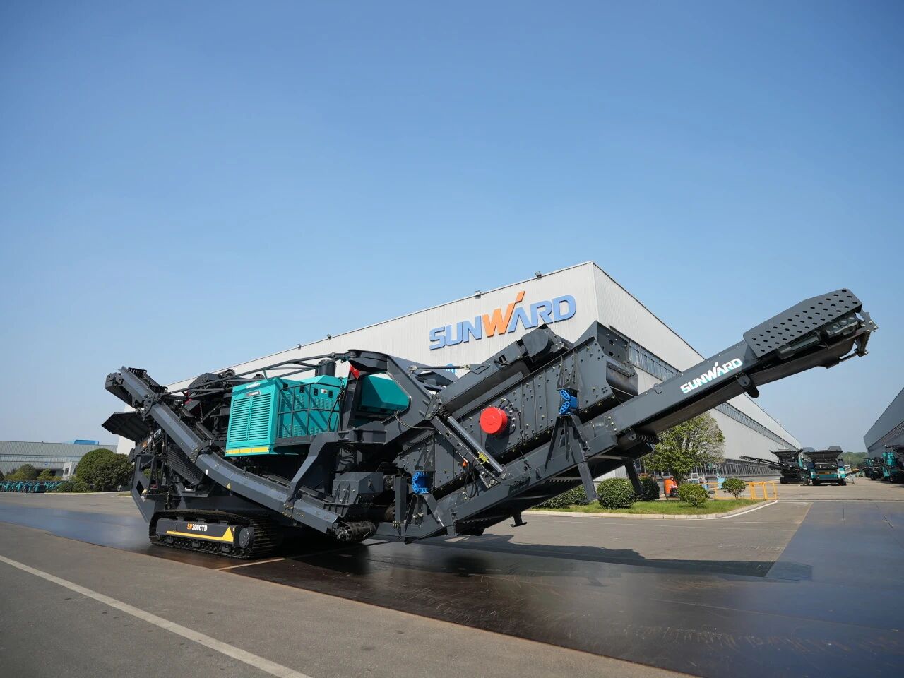 破局国际市场，无惧极寒工况！ezweb易利娱乐平台智能SP300CTD柴电两用圆锥破碎站乐成下线