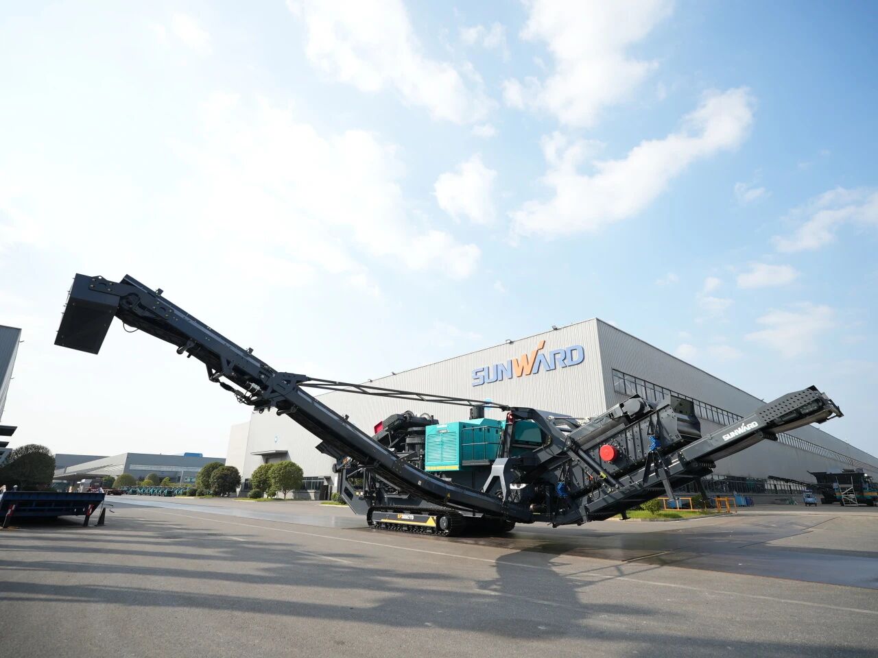 破局国际市场，无惧极寒工况！ezweb易利娱乐平台智能SP300CTD柴电两用圆锥破碎站乐成下线