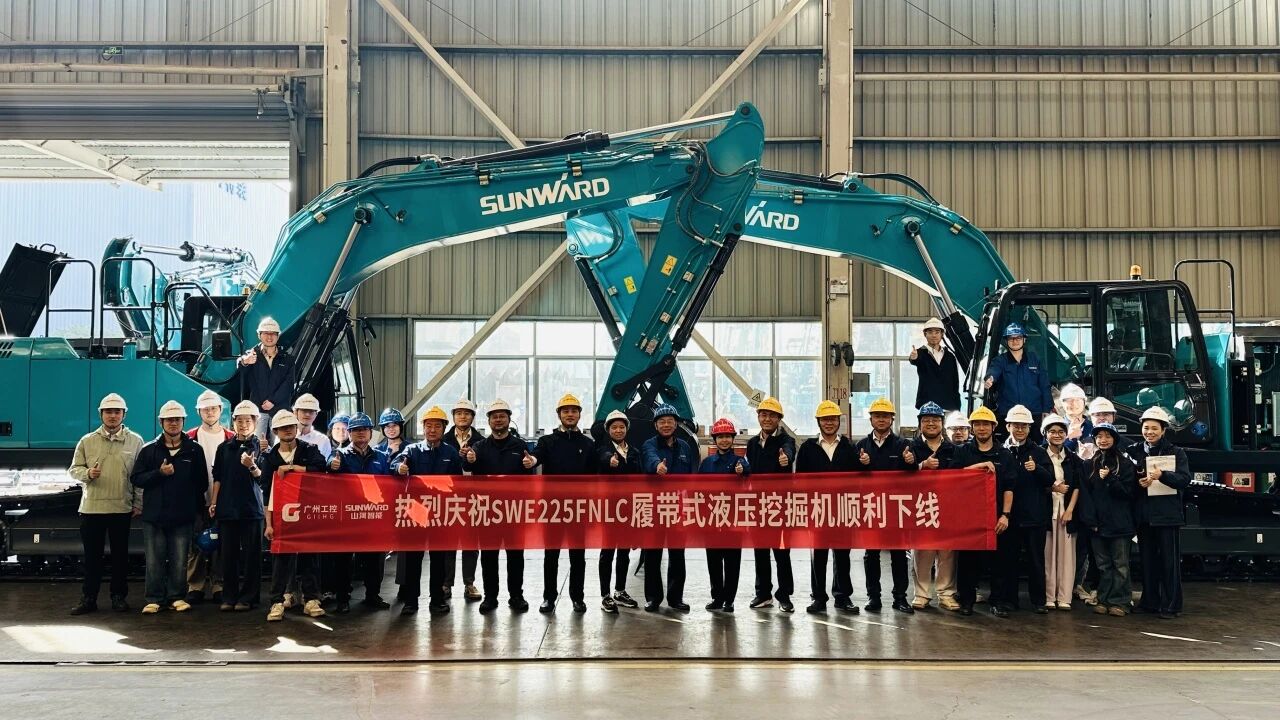 “双子星”闪灼！ezweb易利娱乐平台智能两款履带式液压挖掘机乐成下线